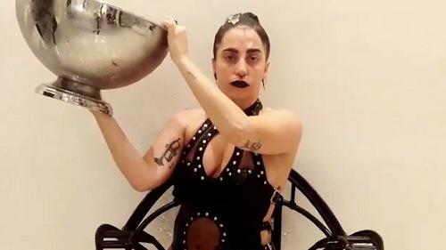 Cédant à la mode, Lady Gaga réalise son #Icebucketchallenge en août 2014.