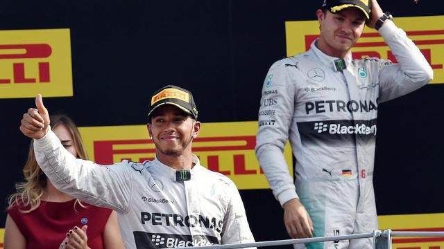 Devant Rosberg (à dr.), Hamilton n'a pas boudé son plaisir sur le podium. [Daniel Zal Zennaro]