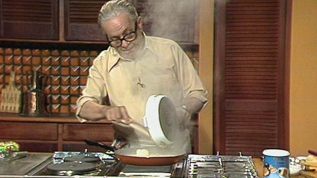Jacques Montandon à l'oeuvre en cuisine en 1981. [RTS]