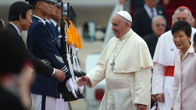 La présidente sud-coréenne, Park Geun-hye (à dr.), était présente jeudi pour accueillir le pape François sur le tarmac de l'aéroport Incheon à Séoul. [VINCENZO PINTO]