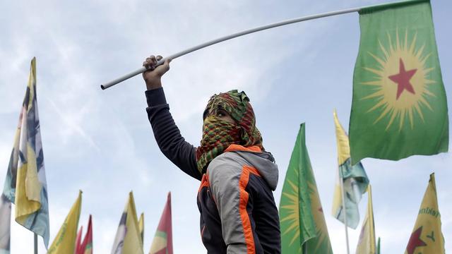 Un manifestant kurde agitant le drapeau du PKK lors d'une manifestation à Istanbul en janvier dernier. [SEDAT SUNA]