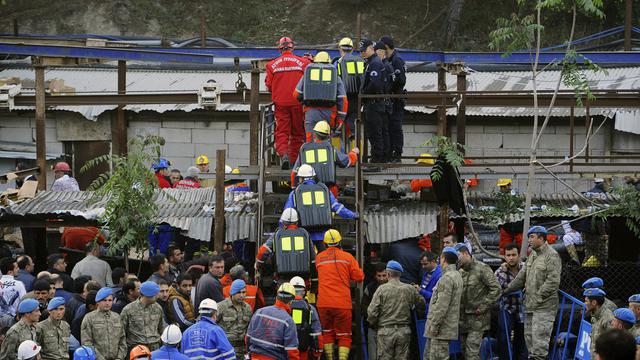 Les secours turcs tentent de retrouver des survivants dans la mine où s'est produite l'explosion. [AP Photo/Emre Tazegul]