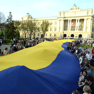 Des étudiants de l'ouest et de l'est de l'Ukraine réunis le 2 mai dernier à Lviv autour du plus long drapeau national. [AFP - Yuriy Dyachyshyn]