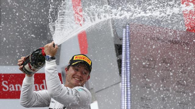 Rosberg n'a pas boudé son plaisir au moment de sabrer le champagne. [Michael Dalder]