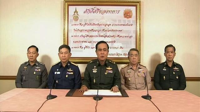 Le général thaïlandais Prayut Chan-O-Cha, flanqué des chefs de la police et des différents corps d'armée, annonce le coup d'Etat. [Thai television]