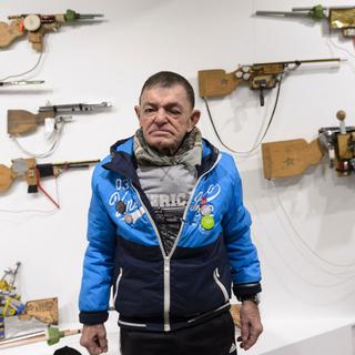 L'artiste français André Robillard pose devant ses oeuvres fusils dans le cadre de l'exposition que la Collection de l'art brut lui consacre, le 27 novembre 2014 a Lausanne. [Keystone - Laurent Gilliéron]