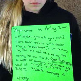 La fillette tient une pancarte expliquant sa punition. [Facebook]