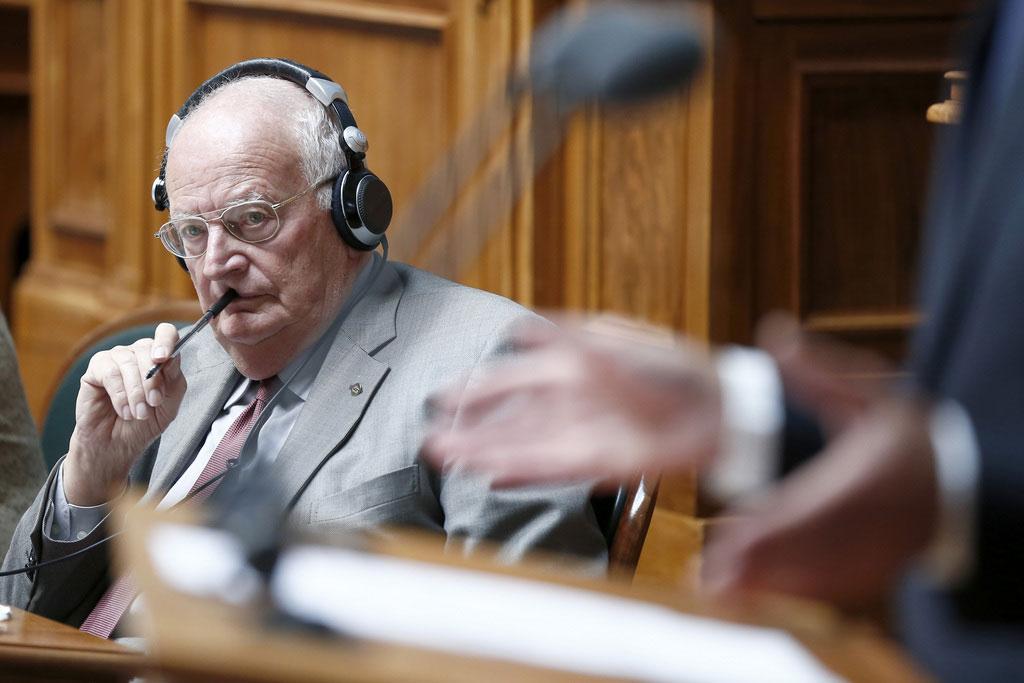 Jacques Neirynck s'accroche à son siège à Berne. [Peter Klaunzer]