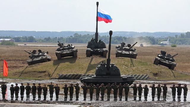 Mardi 12 août: soldats russes en démonstration devant les chars de l'armée près de Moscou. [Sergeï Chirikov]