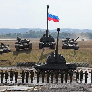 Mardi 12 août: soldats russes en démonstration devant les chars de l'armée près de Moscou. [Sergeï Chirikov]
