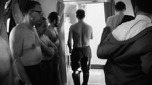 Groupe d'hommes passant radiographie des poumons, 1969. [RTS]