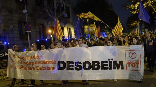 Des indépendantistes catalans protestaient lundi soir devant une délégation du gouvernement espagnol à Barcelone.