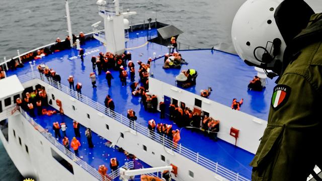 Des passagers attendent encore de pouvoir être évacués lundi du ferry en feu. [AP Photo/Italian Navy]