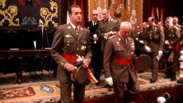 Le futur roi Juan Carlos d'Espagne lors d'une cérémonie militaire en 1970. [RTS]