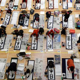 Participants au 48ème concours de calligraphie du Nouvel An à Tokyo le 5 janvier 2014. [Toshifumi Kitamura]