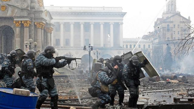 La police limite l'accès à la place de l'Indépendance de Kiev. [EPA/Keystone - Igor Kovalenko]