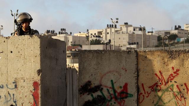 Un soldat israélien au check-point de Qalandia, contrôlant l'accès à Jérusalem. [EPA/ALAA BADARNEH]