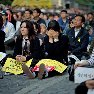Les hommages aux victimes de l'accident (ici, le 10 mai à Séoul) n'ont pas cessé depuis mi-avril. [Ed Jones]