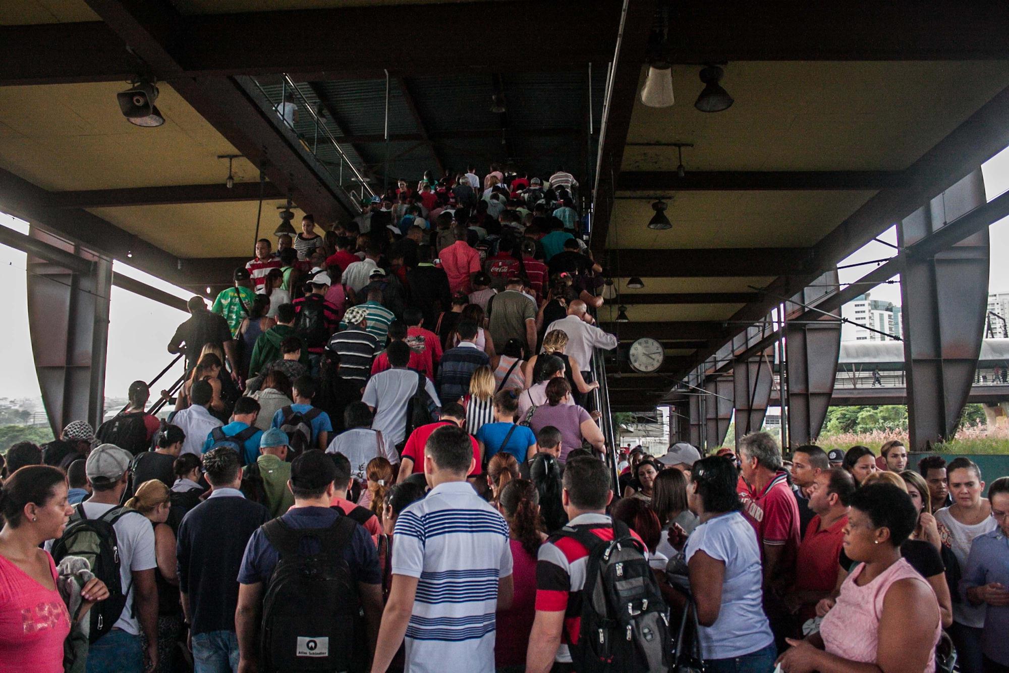 Certaines stations de métro ont été prises d'assaut par des milliers de passagers. [NurPhoto - Taba Benedicto/NurPhoto]