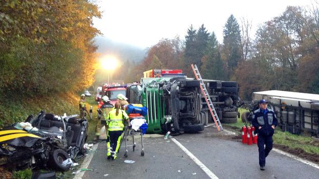 Plusieurs véhicules des secours se sont rapidement rendus sur les lieux de l'accident. [SRF]