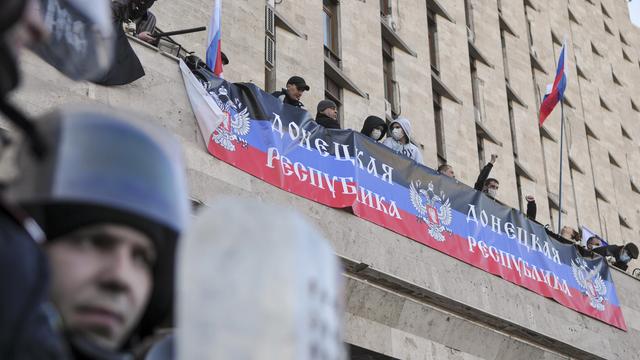 Des militants pro-russes ont hissé une bannière où l'on pouvait lire "République de Donetsk". [Mikhail Maslovsky]