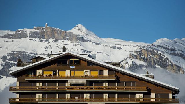 Une résidence avec des appartements de vacances, mercredi 19 decembre 2012, à Nendaz en Valais. Photo d'archives. [Jean-Christophe Bott]