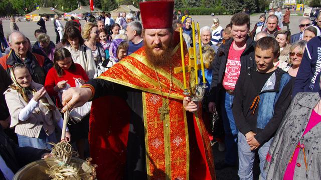Un prêtre orthodoxe bénit les activistes pro-russes à Odessa en Ukraine. [Alexey Kravtov]