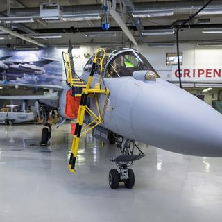 Un Gripen sur la chaîne de montage de l'usine Saab de Linkoeping en Suède. [Gaëtan Bally]