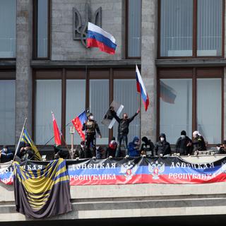 Des pro-Russes ont exhibé lundi des drapeaux russes et régionaux devant le principal bâtiment de l'administration locale de Donetsk.