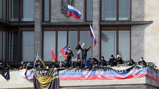 Des pro-Russes ont exhibé lundi des drapeaux russes et régionaux devant le principal bâtiment de l'administration locale de Donetsk.