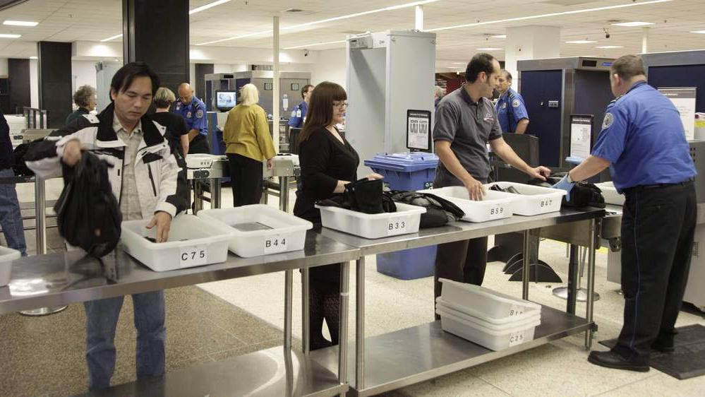 Il faut s'attendre à des temps d'attente plus longs dans les aéroports, avertit la sécurité américaine. [AP - Ted Warren]