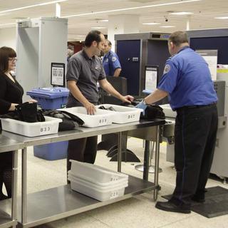 Il faut s'attendre à des temps d'attente plus longs dans les aéroports, avertit la sécurité américaine. [AP - Ted Warren]
