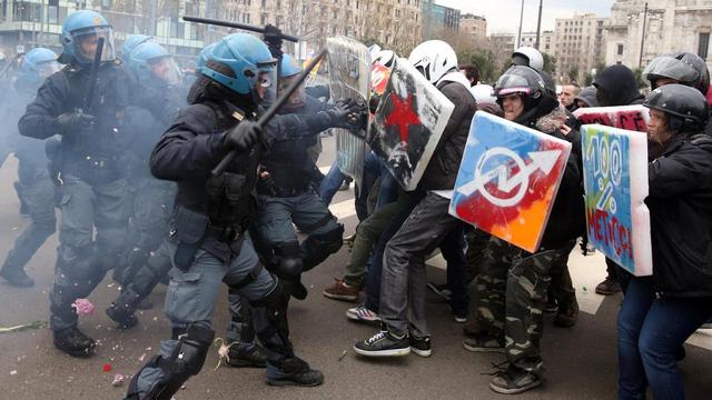 Des policiers et des manifestants dans les rues de Milan, le 12 décembre 2014. [EPA/MATTEO BAZZI]