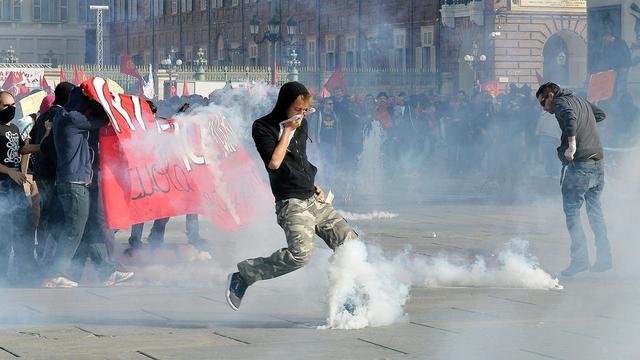 Des étudiants qui participaient à la manifestation à Turin ont lancé des tomates et tiré des feux d'artifices. La police a répliqué avec du gaz lacrymogène. [Alessandro Di Marco]