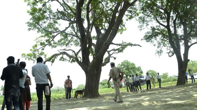 La police surveille l'arbre où les deux jeunes filles ont été retrouvées pendues. [Rajeev Pal]