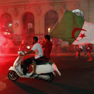 Des supporters algériens fêtent la qualification de leur équipe nationale pour les huitièmes de finale de la Coupe du monde à Marseille. [AP Photo/Claude Paris]