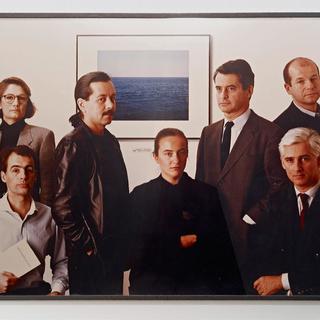 Hommage à Philippe Thomas: autoportrait en groupe, 1985, coll. Daniel Bosser. [Mamco, Genève - Ilmari Kalkkinen]
