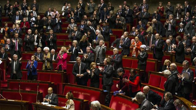 Malgré une forte opposition de la droite, la proposition des socialistes l'a remporté avec 339 suffrages positifs contre 151 non. [EPA/Keystone - Etienne Laurent]