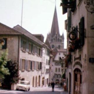 Les ruelles de la Cité au pied la Cathédrale Notre-Dame de Lausanne en 1970. [RTS]