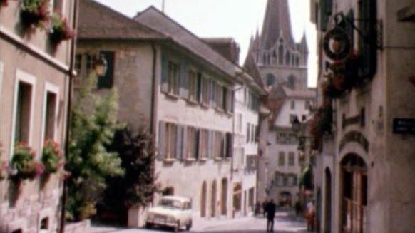 Les ruelles de la Cité au pied la Cathédrale Notre-Dame de Lausanne en 1970. [RTS]