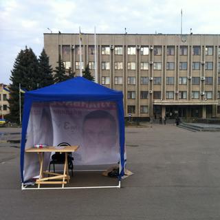 Un stand électoral dans la ville de Slaviansk, dans l'est de l'Ukraine. [Gaëtan Vannay]