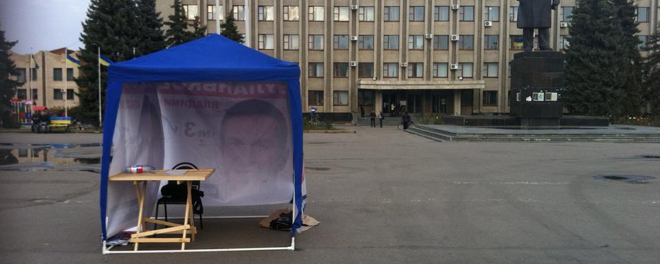 Un stand électoral dans la ville de Slaviansk, dans l'est de l'Ukraine. [Gaëtan Vannay]