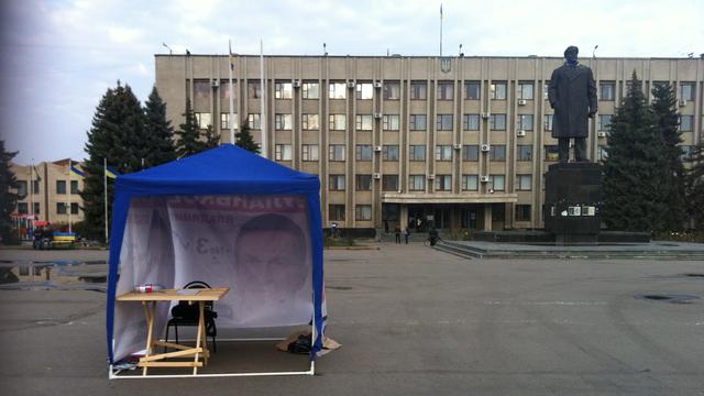 Un stand électoral dans la ville de Slaviansk, dans l'est de l'Ukraine. [Gaëtan Vannay]