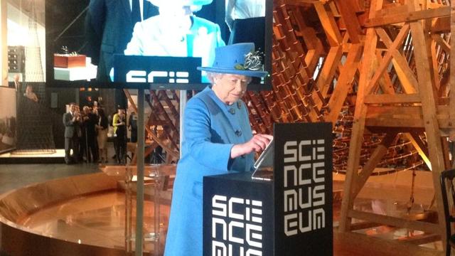 La reine a envoyé son premier tweet depuis une tablette installée sur un pupitre au Science Museum de Londres. [Twitter]