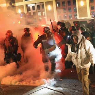 Des scènes de violences et de pillage ont suivi l'annonce du verdict à Ferguson, dans la nuit de lundi à mardi.