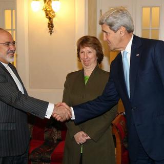 Poignée de mains irano-américaine jeudi à Vienne. [EPA/Keystone - Ronald Zak]