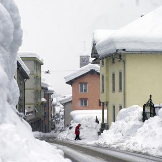 La région d'Airolo au Tessin est recouverte de près de 3 mètres de neige. [Ti-Press/Keystone - Carlo Reguzzi]