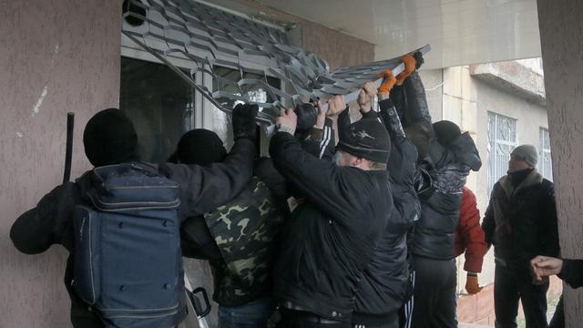 Des manifestants pro-russes se sont emparés le 14 avril d'un commissariat dans une nouvelle ville de l'Est russophone de l'Ukraine, Gorlivka. [Efrem Lukatsky]