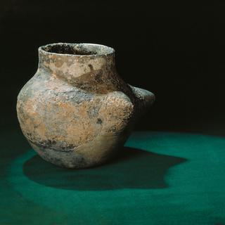 L'illustration d'un vase "gynécomorphe" d'époque néolithique. [Laténium - Y. André]