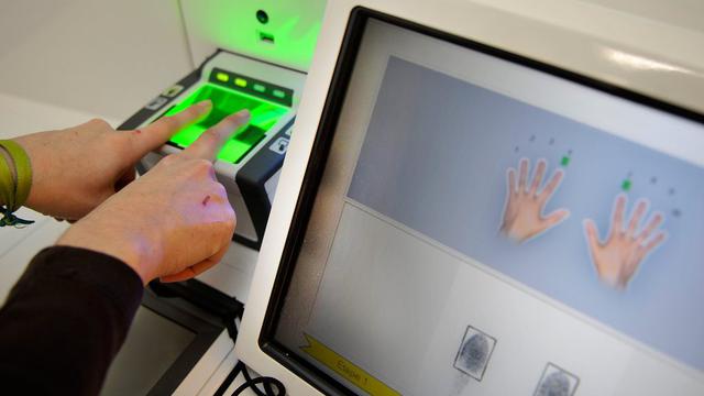 Le centre de recherche et d'évaluation créé à Martigny vise à la transmission des savoirs en matière de biométrie (ici la saisie de données biométriques à Lausanne, pour la réalisation d'un passeport). [Keystone - Dominic Favre]